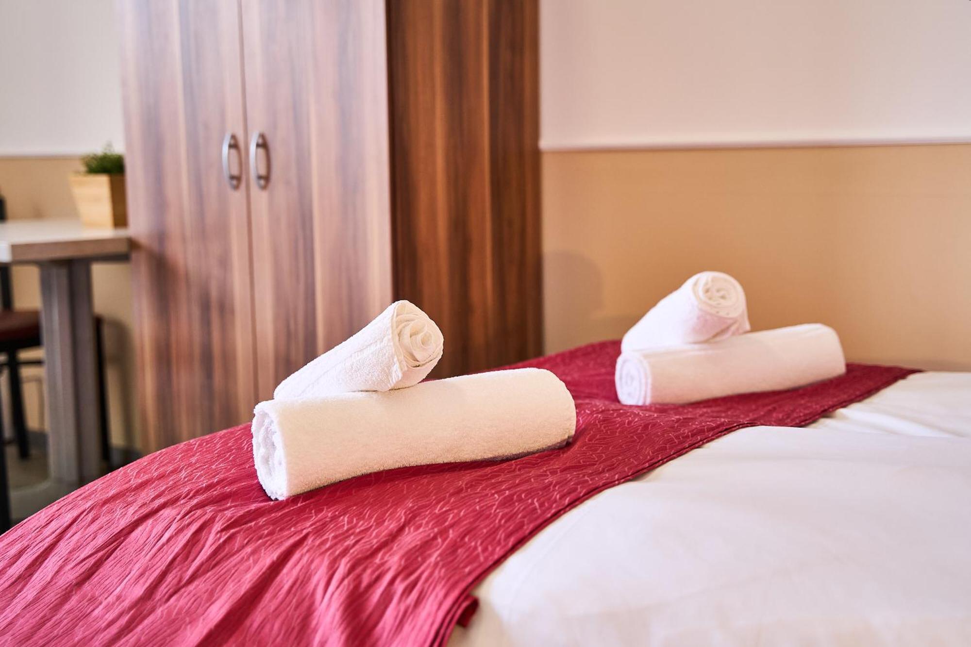 Hotel Maximo Pinneberg Bagian luar foto